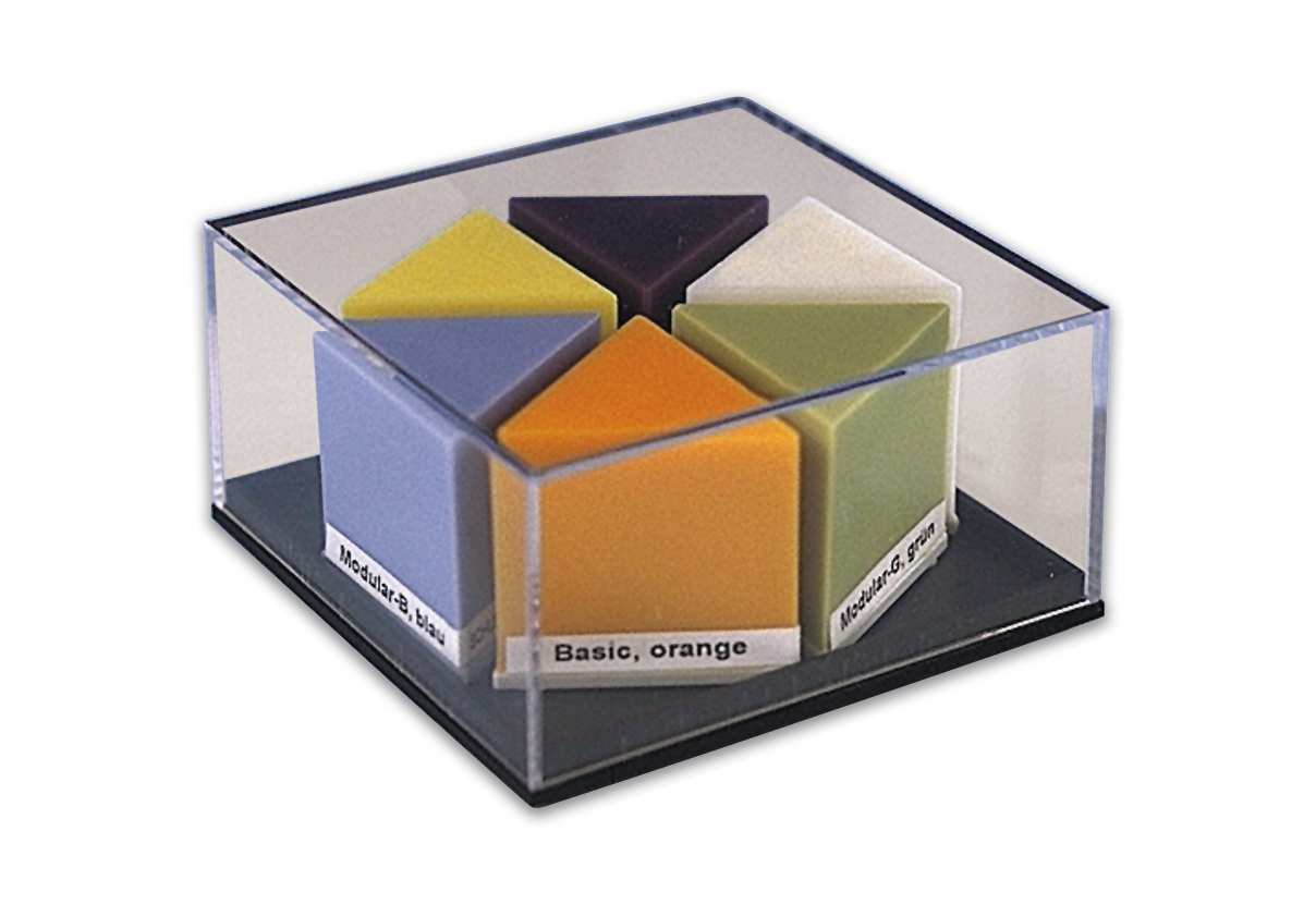 Display mit S-U-TRISIDE-WACHSEN als Start-Set bestehend aus Modular-D, -C, -S, Basic orange, Periphery gelb und Grinding beige.